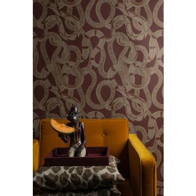 Snake Peek punainen graafinen olohuoneen tapetti Studio Lisa Bengtssonilta 1311 image