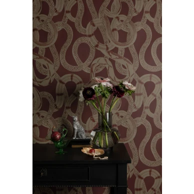 Snake Peek punainen graafinen tapetti Studio Lisa Bengtssonilta 1311 image