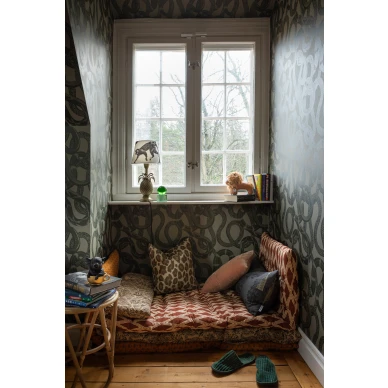 Snake Peek vihrea graafinen tapetti lastenhuoneeseen Studio Lisa Bengtssonilta 1313 image