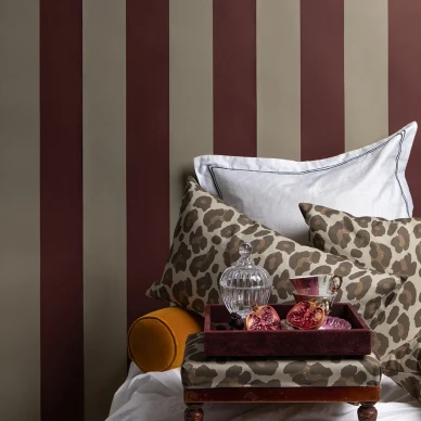 Stripe Forward punainen raidallinen tapetti makuuhuoneeseen image