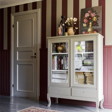 Stripe Forward punainen raidallinen tapetti olohuoneeseen image