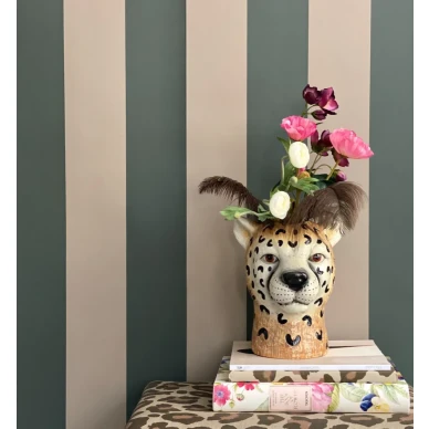 Stripe Forward vihrea raidallinen tapetti makuuhuoneeseen Studio Lisa Bengtsson image