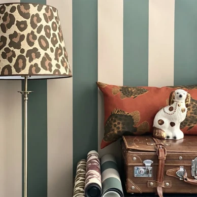 Stripe Forward vihrea raidallinen tapetti olohuoneeseen Studio Lisa Bengtsson image
