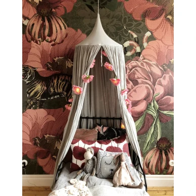 Betty Pretty hauska kukkatapetti lastenhuoneeseen studio Lisa Bengtsson image