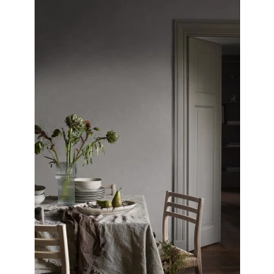 Painters Wall vaaleanharmaa elava tapetti ruokahuoneeseen Borastapeter 3590 image