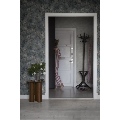 Linda Misty Blue sininen kukkatapetti olohuoneeseen Sandbergilta image