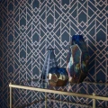 Metro sininen graafinen art deco tapetti olohuoneeseen 1838 Wallcoverings