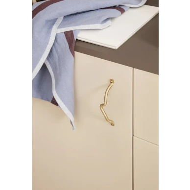 Curvature Handle messinkinen kahva kaappiovelle Ferm Livingilta image