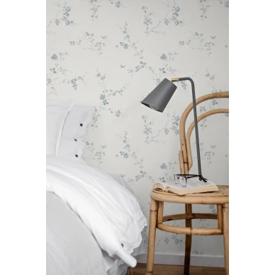 8627 sinivalkoinen romanttinen kukkatapetti makuuhuoneeseen Borastapeterilta image