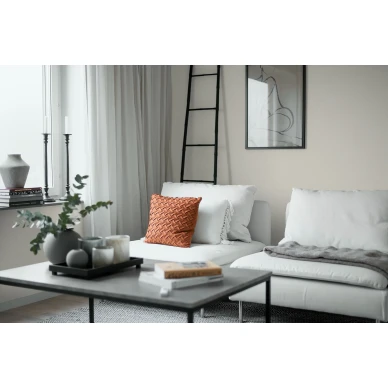 8636 beige yksivarinen tapetti olohuoneeseen Borastapeterilta image