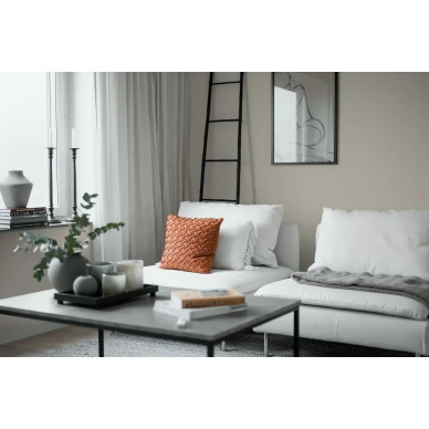 8638 tummanbeige yksivarinen tapetti olohuoneeseen Borastapeterilta image