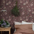 Marions Mural punainen kukkatapetti makuuhuoneeseen Borastapeterilta