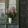 Nightingale Garden harmaa vihrea monivarinen kukkatapetti ruokailuhuoneeseen Borastapeterilta