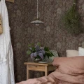 Nightingale Garden punainen kukkatapetti makuuhuoneeseen Borastapeterilta