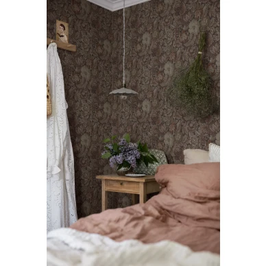 Nightingale Garden punainen kukkatapetti makuuhuoneeseen Borastapeterilta image