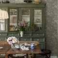 Nightingale Garden vaalea kukkatapetti ruokailuhuoneeseen Borastapeterilta