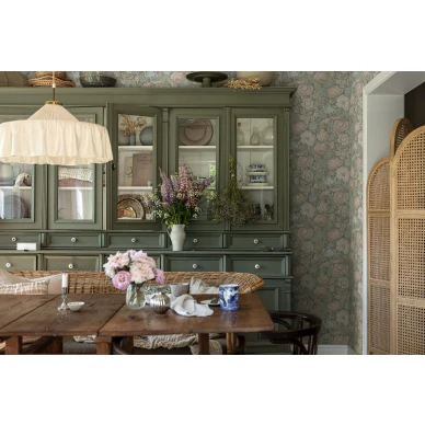 Nightingale Garden vaalea kukkatapetti ruokailuhuoneeseen Borastapeterilta image