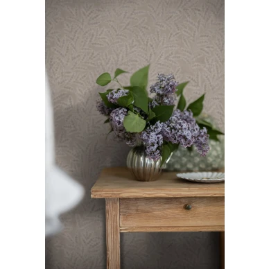 Mollys Meadow beige lehtitapetti olohuoneeseen Borastapeterilta image