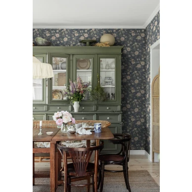 Lauras Cottage sininen kukkatapetti ruokailuhuoneeseen Borastapeterilta image