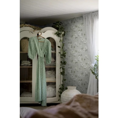 Helens Flower turkoosi kukkatapetti makuuhuoneeseen Borastapeterilta image