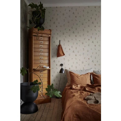 Maja beige kukkatapetti makuuhuoneeseen Sandbergilta image