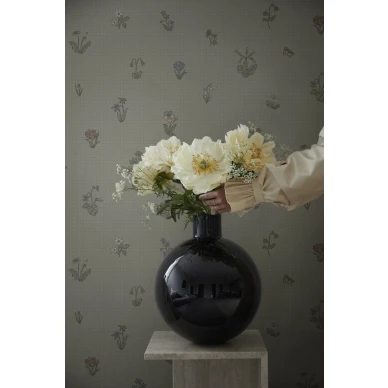 Maja perinteinen vihrea kukkatapetti olohuoneeseen Sandbergilta image