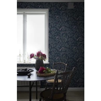 Elin tummansininen kukkatapetti keittioon Sandbergilta image