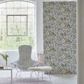 Designers Guild vaalea kukkatapetti Mansur