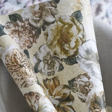 Pahari beige valkoinen kukkatapetti lahikuva Designers Guildilta image