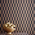 Petite Tile musta pronssinvarinen geometrinen tapetti olohuoneeseen Cole et Sonilta