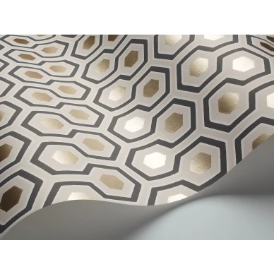Hicks Hexagon beige harmaa geometrinen tapetti metallivareilla Cole et Sonilta image