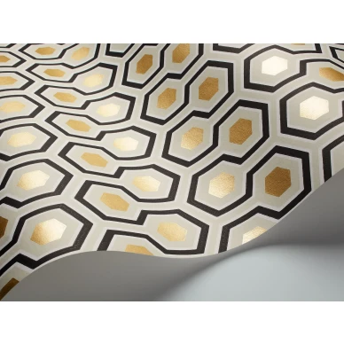 Hicks Hexagon kullanvarinen geometrinen tapetti metallivareilla Cole et Sonilta image