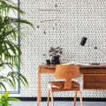 Narina mustavalkoinen geometrinen tapetti tyohuoneeseen Cole et Sonilta 109 10048