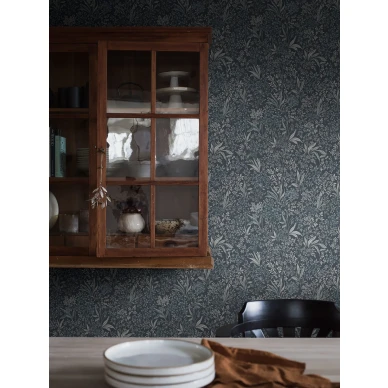 Nocturne sininen kukkatapetti ruokailuhuoneeseen Borastapeterilta 2025 image