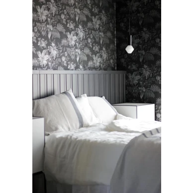 Musta hopeinen kukkatapetti makuuhuoneeseen Lilja 69756 Pihlgren ja Ritolalta image
