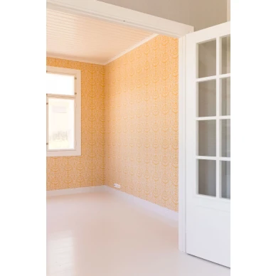 Keltainen paperitapetti Lukko Pihlgren ja Ritolalta 68351 kuva Linnea Kuhmonen image