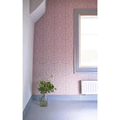 Roosa paperitapetti kukkakuviolla Lukko 70040 Pihlgren ja Ritolalta kuva Hanna Kuuskoski image