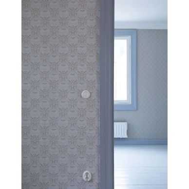 Harmaa paperitapetti Lumme 68918 kukkakuviolla Pihlgren ja Ritolalta kuva Hanna Kuuskoski image