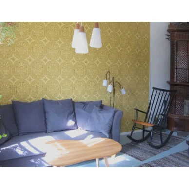 Keltainen graafinen paperitapetti Paratiisi 68623 Pihlgren ja Ritolalta kuva Helena Risku Salminen image