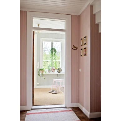 Vaaleanpunainen raitatapetti Johann Sebastian 64288 Pihlgren ja Ritolalta kuva Laura Enkama image