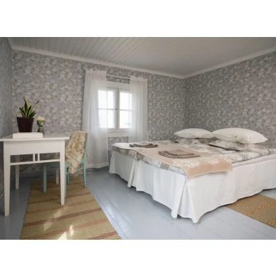 Harmaa kukkatapetti Juhannusruusu 69274 Pihlgren ja Ritolalta kuva Eveliina Mustonen image