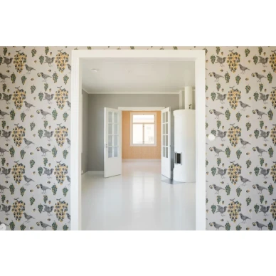 Vihrea keltainen lintutapetti Ken Kiuruista Kaunein 64672 Pihlgren ja Ritolalta kuva Linnea Kuhmonen image