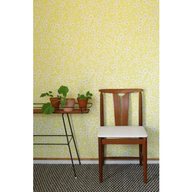 Keltainen kukkatapetti Kirsikkapuu 70072 Pihlgren ja Ritolalta kuva Hanna Kuuskoski image