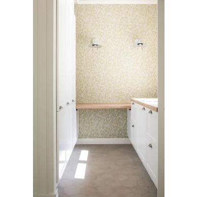 Vihrea kukkatapetti Kirsikkapuu 69212 Pihlgren ja Ritolalta Kuva Linnea Kuhmonen image