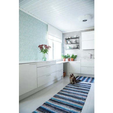 Sininen kukkatapetti Lemmikki 70057 Pihlgren ja Ritolalta kuva Saara Kudjoi image