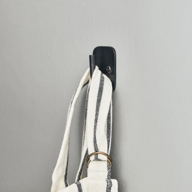 Pati Hook slim musta koukku kylpyhuoneeseen House Doctorilta 205341404 image