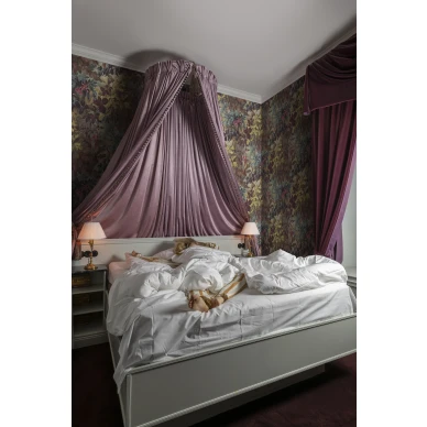 Anglessy luumunpunainen kukkatapetti makuuhuoneeseen Rebel Wallsilta image