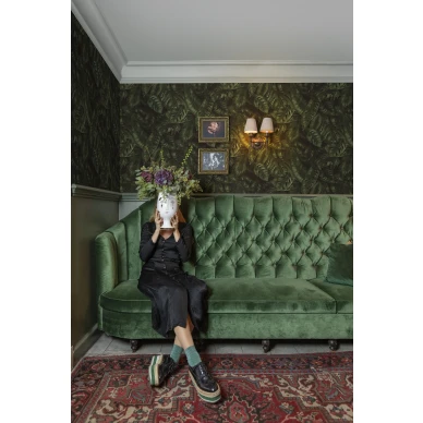 Amazon vihrea tiheakuvioinen lehtitapetti olohuoneeseen Rebel Wallsilta image