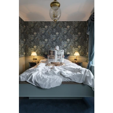 Furada siniharmaa eksoottinen tapetti makuuhuoneeseen Rebel Wallsilta image