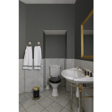 Marmaris harmaa graafinen tapetti vieraskylpyhuoneeseen Rebel Wallsilta v2 image